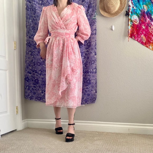 Vintage 80s pastel pink Barbiecore ruffly puff sleeve midi dress - Picture 2 of 12